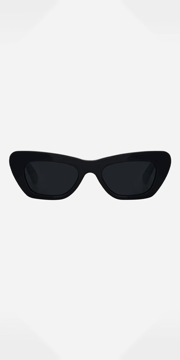 Raie Ivy in Black Sunglasses